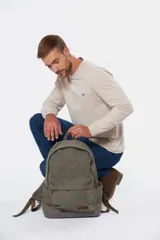 Mochila de lona tipo canvas lisa, color verde oliva con base gris.