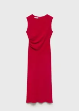 Vestido midi de corte entallado, sin mangas y con cuello redondo. Presenta un detalle de fruncido lateral y cierre de cremallera en la parte posterior, con forro interior.