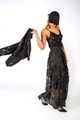 Campera de lentejuelas negras, con cierre frontal, cuello camisero y mangas largas holgadas.