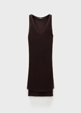 Vestido midi de punto calado con lúrex, color bordó, con escote en pico y tirantes anchos. Incluye forro interior.