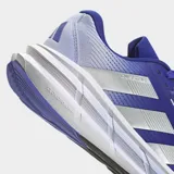 Championes de running Adidas Questar 3, color azul vibrante con detalles en lila claro y tres franjas laterales plateadas. Presentan una suela gruesa blanca con tecnología Cloudfoam y detalles en azul claro.