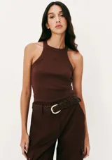 Musculosa de cuello halter en color marrón chocolate, confeccionada en tejido de punto acanalado con un pequeño bordado decorativo en el centro del pecho.