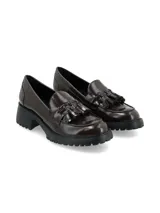 Mocasín de color marrón oscuro, con diseño de flecos y detalles de borlas en la parte superior. Cuenta con taco bloque y suela track dentada.