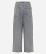 Pantalón de jean gris de tiro bajo y corte amplio, sin pretina, con cierre tradicional y bolsillos.