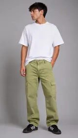 Pantalón cargo de corte recto en color verde, con bolsillos laterales amplios y bolsillos utilitarios en las piernas.