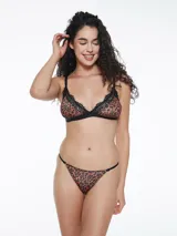 Colaless con estampado animal print en tonos marrones y negros, con detalles de encaje negro en los bordes y tiras finas negras.