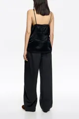 Pantalón de corte amplio y silueta relajada, color gris oscuro, con cintura elástica y cordón ajustable.
