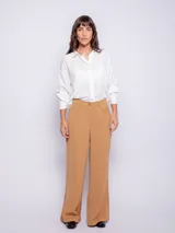 Pantalón de vestir color camel, de tiro alto y corte palazzo.