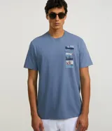 Remera celeste de algodón con cuello redondo y manga corta. Estampa localizada con imágenes del mar y dibujos.
