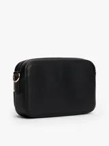 Cartera tipo bandolera de Tommy Hilfiger, color negro con acabado granulado. Presenta cierre de cremallera, bolsillo frontal con cierre, insignia del monograma TH en metal dorado y correa extraíble.
