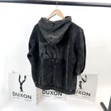 Canguro gris oscuro con efecto lavado, capucha con cordón ajustable y puños elásticos. Estampado en la espalda con la palabra "PEACE" en letras grandes color verde agua y símbolos relacionados con la paz.