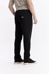 Pantalón de jogging color beige, confeccionado en algodón y poliéster, con cintura elástica y cordón ajustable. Diseño clásico sin puño en los tobillos.