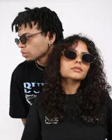 Lentes de sol negros con forma ovalada y protección UV400.