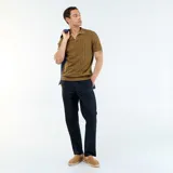 Pantalón de vestir de popelina negro, de corte recto y clásico, con bolsillos laterales.
