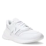 Championes urbanos New Balance modelo 997, color blanco, confeccionados con una combinación de materiales sintéticos y gamuza. Presentan el logo característico en los laterales y entresuela con tecnología ENCAP para mayor amortiguación y durabilidad.