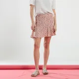 Minifalda estampada con flores rojas sobre fondo crudo, con volados en el ruedo.