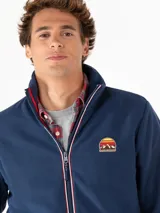 Campera de micropolar azul marino con cierre frontal, cuello alto y logo bordado en el pecho.