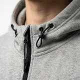 Campera gris melange con capucha y cierre frontal, con bolsillos laterales con cierre y logo bordado en el pecho.