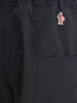 Short negro de algodón con cintura elástica ajustable con hebilla y logo estampado en la pierna izquierda.