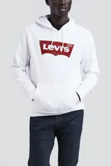 Buzo hoodie blanco de Levi's con logo rojo estampado en el pecho y bolsillo tipo canguro.