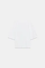 Camiseta negra de corte regular fit, con escote en V y mangas cortas amplias.