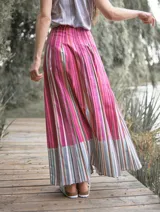 Falda larga de lino con estampado a rayas verticales en tonos rosados, fucsias y marrones.