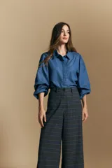 Pantalón de tiro alto con diseño a cuadros, corte wide leg y silueta amplia de caída fluida.