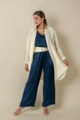 Camisa larga lisa color negro, de seda, que se puede usar como camisa o túnica.