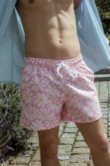 Short de baño rosado con estampado de margaritas blancas y amarillas, cintura elástica con cordón ajustable.