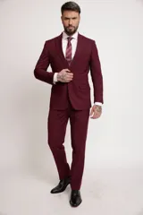Traje de dos piezas color bordó, compuesto por saco de corte slim fit con solapa clásica, cierre de un botón y bolsillos laterales, y pantalón de vestir a juego de corte recto.