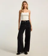 Top cropped de poliamida con escote recto y breteles finos, de diseño ajustado al cuerpo.