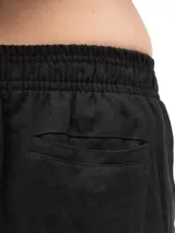 Pantalón negro de lino de corte holgado, con cintura elástica, dos bolsillos laterales y un bolsillo trasero.