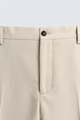 Pantalón de corte recto confeccionado en tejido con lana, color beige. Presenta bolsillos frontales, bolsillos traseros de vivo y cierre frontal con cremallera y botón.