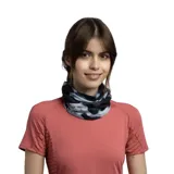 Cuello multifuncional Buff Coolnet Uv con estampado abstracto en tonos blanco, negro y celeste.