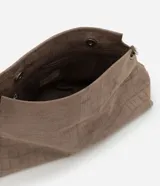 Cartera tipo clutch de tamaño mediano con formato trapecio, confeccionada en material sintético con textura de gamuza y acabado tipo crocco. Cuenta con una correa de cadena metálica plateada y cierre mediante botones.