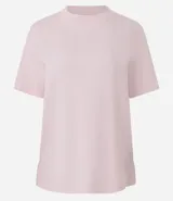 Remera básica de cuello redondo y manga corta, confeccionada en algodón peruano con acabado suedine. Presenta un diseño liso y minimalista.