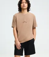 Bermuda masculina de sarga texturizada color negro, de corte regular con cintura elástica, cordón de ajuste y bolsillos laterales.