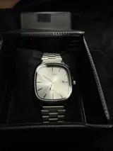 Reloj Casio Quartz de hombre, todo plateado, con caja cuadrada de bordes redondeados y esfera plateada con indicadores de hora tipo barra. Incluye función de fecha y correa de eslabones metálicos.