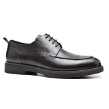 Zapato de vestir acordonado color marrón de cuero, con suela negra.
