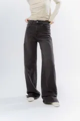 Pantalón de jean negro de corte recto y tiro alto, con detalle de botones en el dobladillo de la pierna.