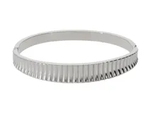 Brazalete rígido plateado de acero con diseño acanalado.