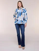Blusa de gasa con estampado abstracto en tonos rosado, celeste, beige y negro, de silueta holgada, con cuello camisero, escote en V con media abotonadura y mangas largas de hombro caído.