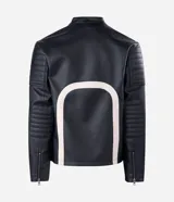 Campera biker de cuero sintético negro con detalles en blanco, cuello mao con broche, cierre frontal y parches bordados en el pecho. Presenta diseño acolchado en los hombros y mangas largas.