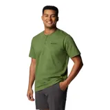 Remera tipo henley de manga corta en color verde oliva, con cuello redondo y cierre frontal de tres botones. Presenta el logo de la marca bordado en el pecho.