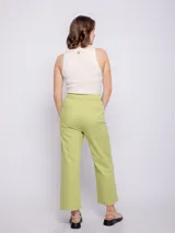 Pantalón ancho color verde claro, de algodón, con elástico y cordón en la pretina, dos bolsillos plaque delanteros y dos bolsillos ojal con vista en la parte trasera.