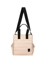 Bolso tipo tote acolchado de color beige, con diseño capitoneado horizontal. Cuenta con asas cortas de mano y una correa larga ajustable para llevar al hombro, ambas en color negro. Presenta bolsillos laterales y un parche con el logo de la marca en la parte inferior.