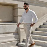 Pantalón de vestir color arena, con pinzas, bolsillos laterales y traseros.