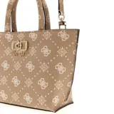 Cartera tipo tote de la marca Guess, modelo Emelie, en color marrón con estampado de monograma y detalles en tono dorado. Cuenta con dos asas superiores, correa ajustable y extraíble, y cierre superior.
