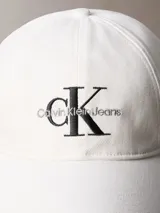 Gorra de béisbol de algodón con visera curva y cierre ajustable en la parte posterior. Presenta el logotipo de Calvin Klein Jeans bordado en el frente.