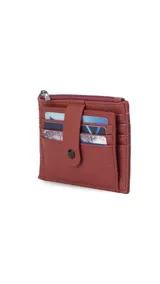 Tarjetero de mujer con textura granulada, cuenta con múltiples ranuras para tarjetas, una presilla frontal con cierre de broche a presión y un compartimento superior con cierre de cremallera.